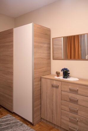 Single Room, Shared Bathroom (3) | Living area | Flat-screen TV - Rooms Vlado (Daruvar)