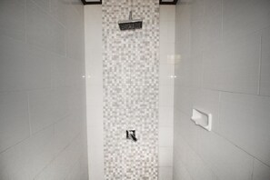 Habitación doble Deluxe, vista al jardín | Regadera en el baño