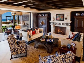 Televisión, chimenea, reproductor de DVD y estéreo 