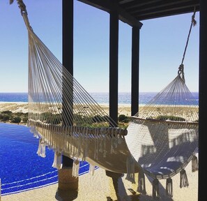 En la playa, camastros y toallas de playa 