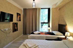 Superior Room | Hypo-allergenic bedding, individually decorated, desk, blackout curtains - Hotel Liberty Theatre (Tbilisi)