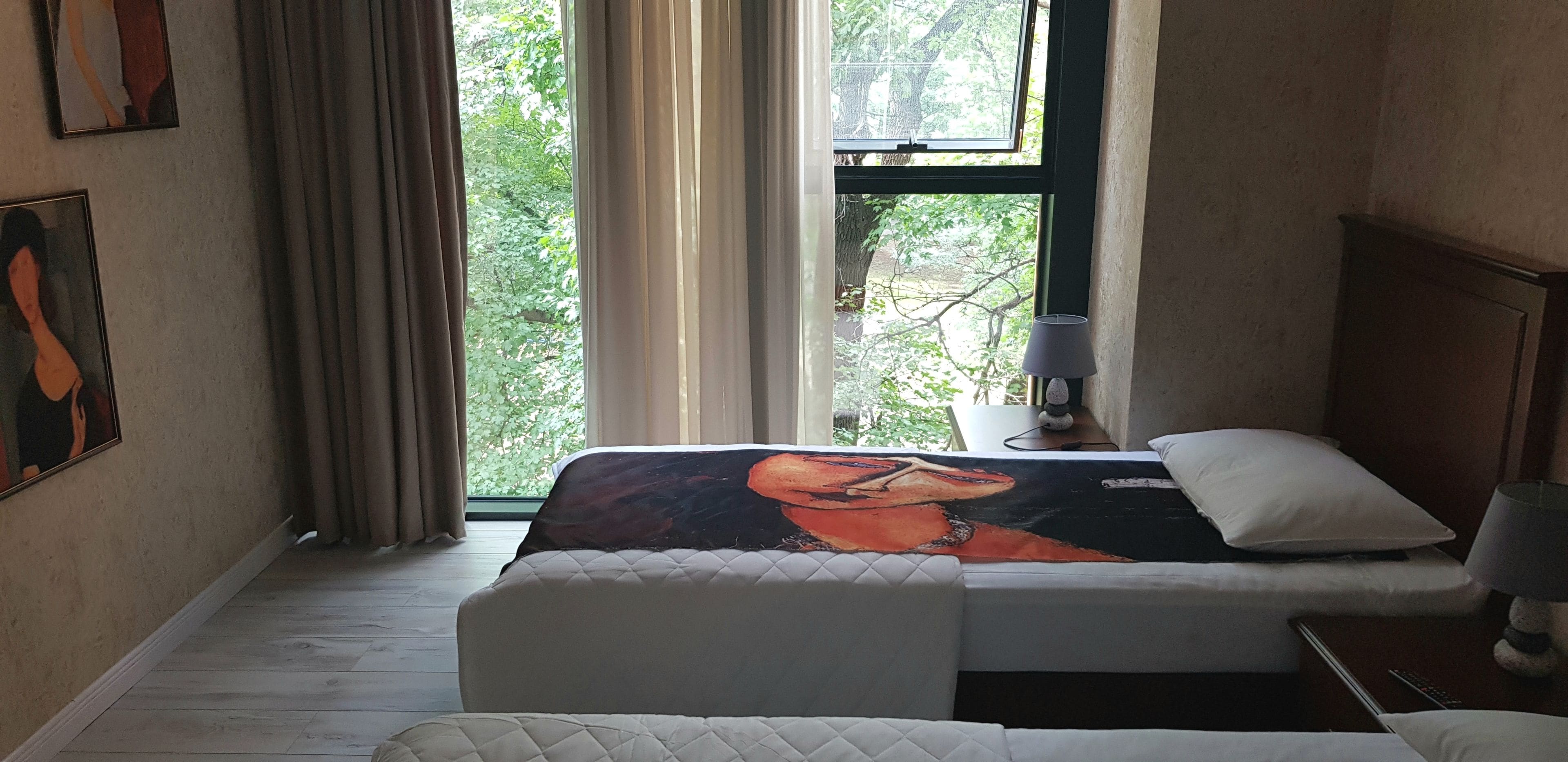 Superior-huone | Allergiatestatut vuodevaatteet, yksilöllisesti sisustettu, työpöytä