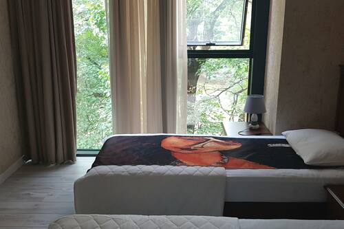 Habitación superior | Ropa de cama hipoalergénica, decoración personalizada y escritorio
