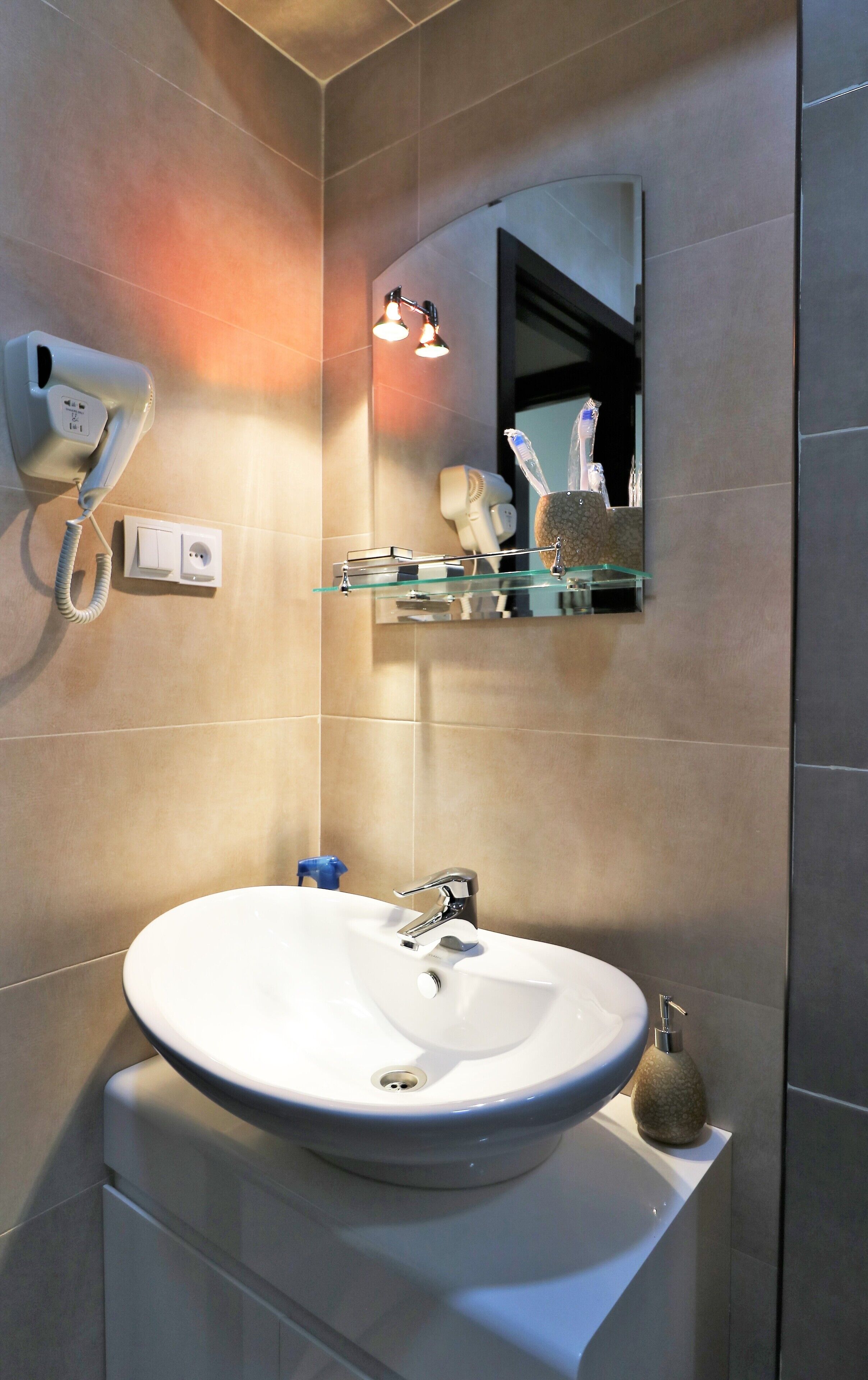 deluxe double room | bathroom | shower, rainfall showerhead, free toiletries, hair dryer