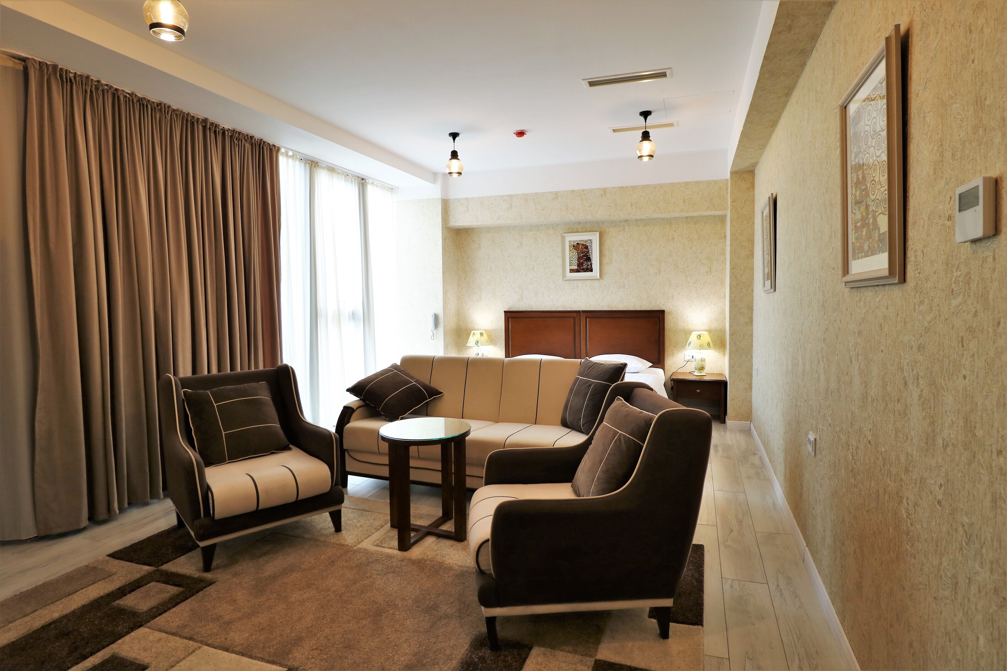 デラックス ダブルルーム | 低刺激性寝具、客室ごとに異なる装飾、デスク、遮光カーテン