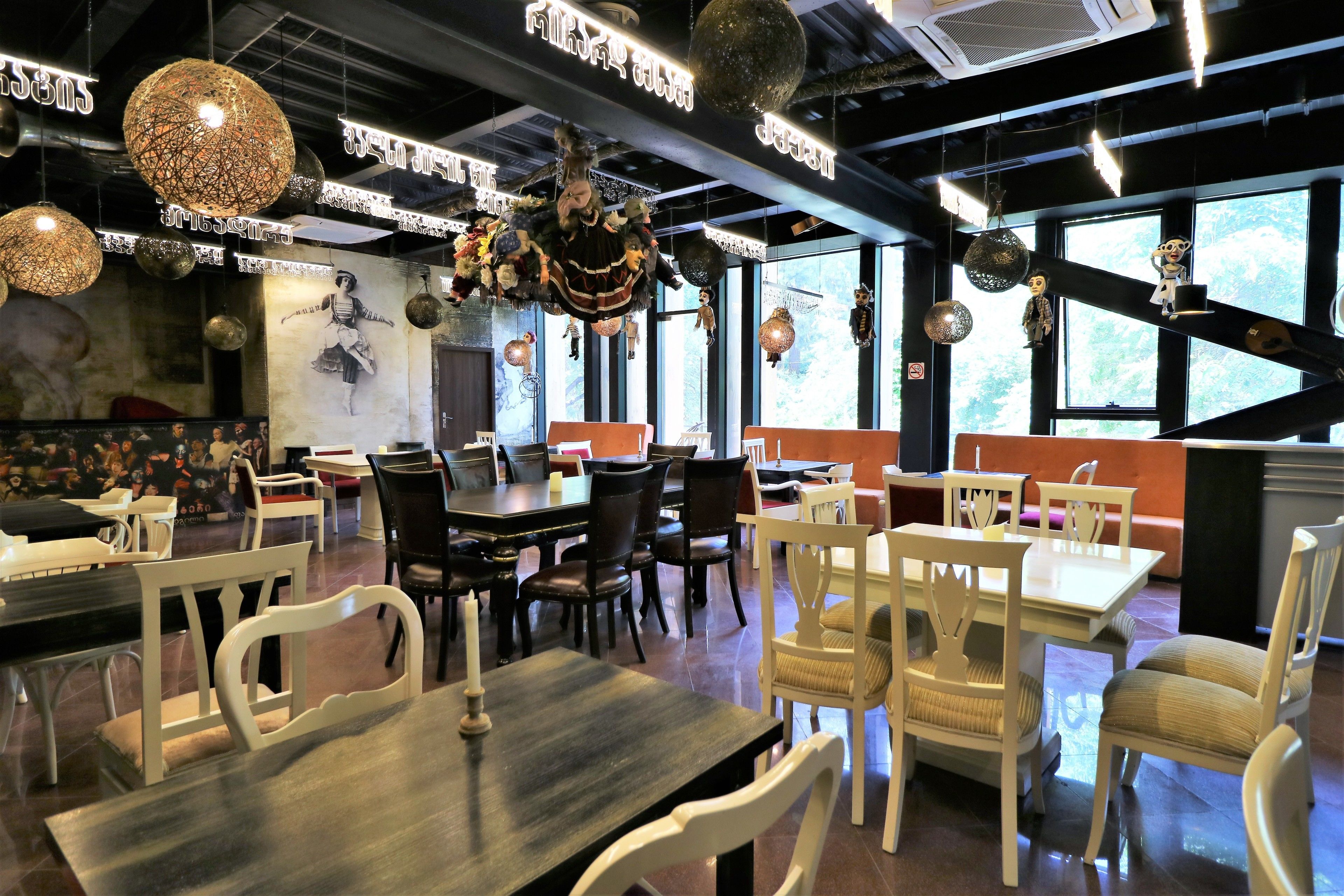 朝食 (ビュッフェ)、毎日提供 (1 名様 25 GEL)