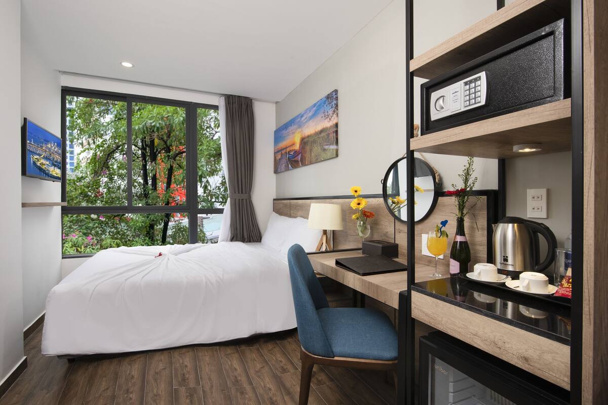 Phòng đôi Deluxe, 1 giường cỡ queen | Bộ đồ giường cao cấp, nệm có lớp đệm bông, minibar 