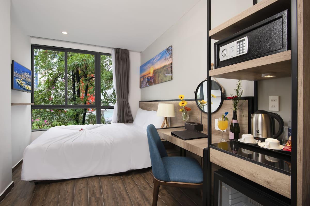 Deluxe Double Room, 1 Queen Bed | Premium bedding, pillowtop beds, minibar, in-room safe