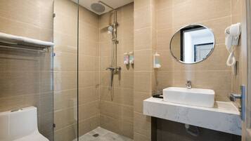 Premier Twin/ Double Room, City View | Bathroom | Shower, rainfall showerhead, free toiletries, hair dryer