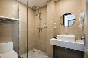 Quarto casal ou duplo premier, vista para a cidade | Banheiro | Chuveiro, chuveiro com efeito de chuva, produtos de toalete grátis 