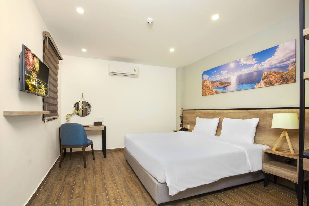 Bộ đồ giường cao cấp, nệm có lớp đệm bông, minibar 