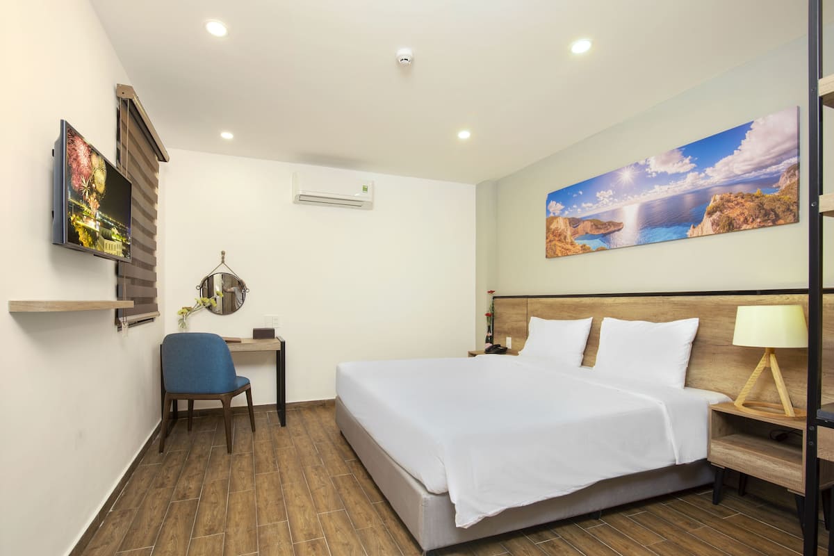 Premium bedding, pillowtop beds, minibar, in-room safe