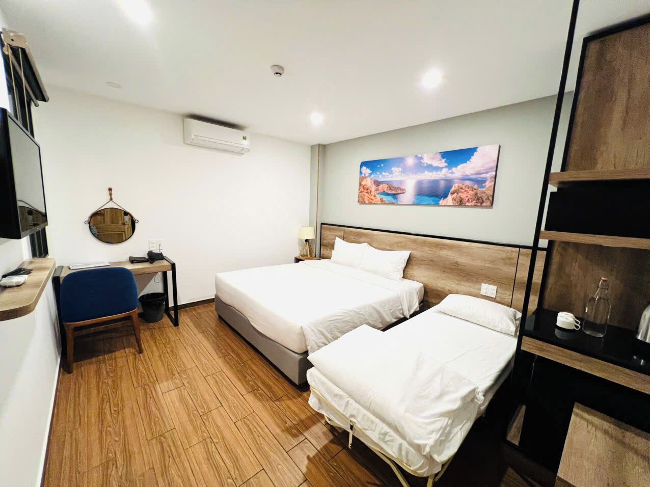 Standaard driepersoonskamer | Luxe beddengoed, pillowtop-bedden, een minibar, een kluis op de kamer