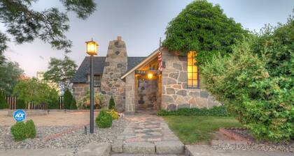 The Historic Stone House-Walk to UNR, Sleeps 11