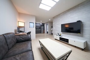 패밀리 스위트, 침실 2개, 주방 (토요일 체크인 6시 가능) | 고급 침구, 각각 다른 스타일의 인테리어, 책상, 노트북 작업 공간