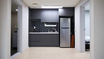 Family Suite, 2 Bedrooms, Kitchen (Saturday Check-in Time: 6 PM) | 私人廚房 | 雪櫃、公共區域設有微波爐、咖啡機/沖茶器、電熱水壺