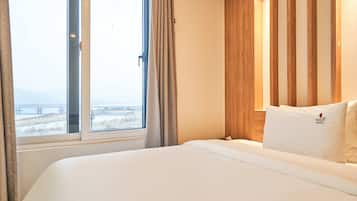 Premier Double Room, 1 King Bed, River View | 高級寢具、獨特設計、書桌、手提電腦工作空間