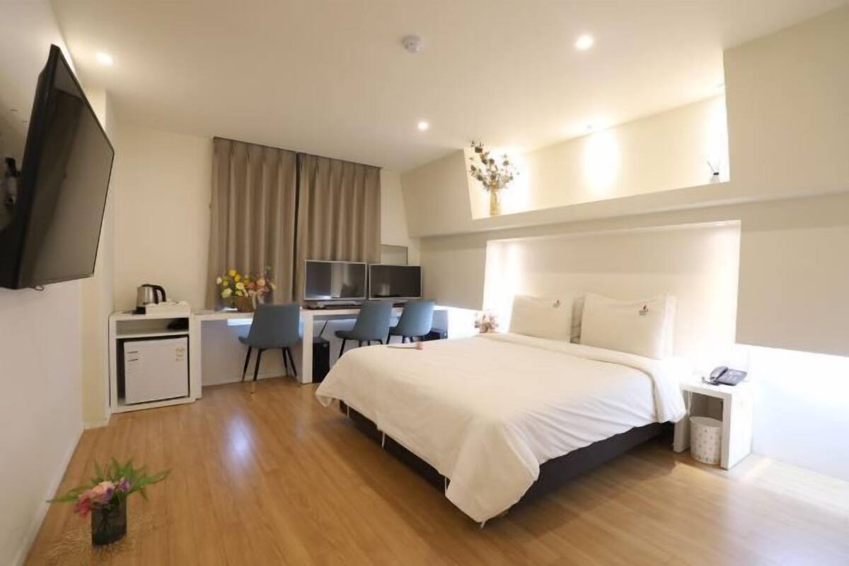 Roupas de cama premium, individualmente decorados, escrivaninha