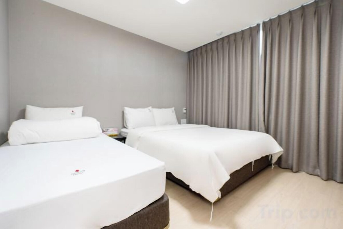 Peralatan tempat tidur premium, meja, ruang kerja komputer riba 