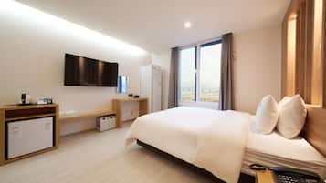 Premier Double Room, 1 King Bed, River View | Literie de qualité supérieure, décoration personnalisée, bureau