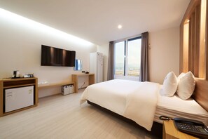 Premier Double Room, 1 King Bed, River View | Premium bedding, individually decorated, desk, laptop workspace - BON Hotel (Busan)