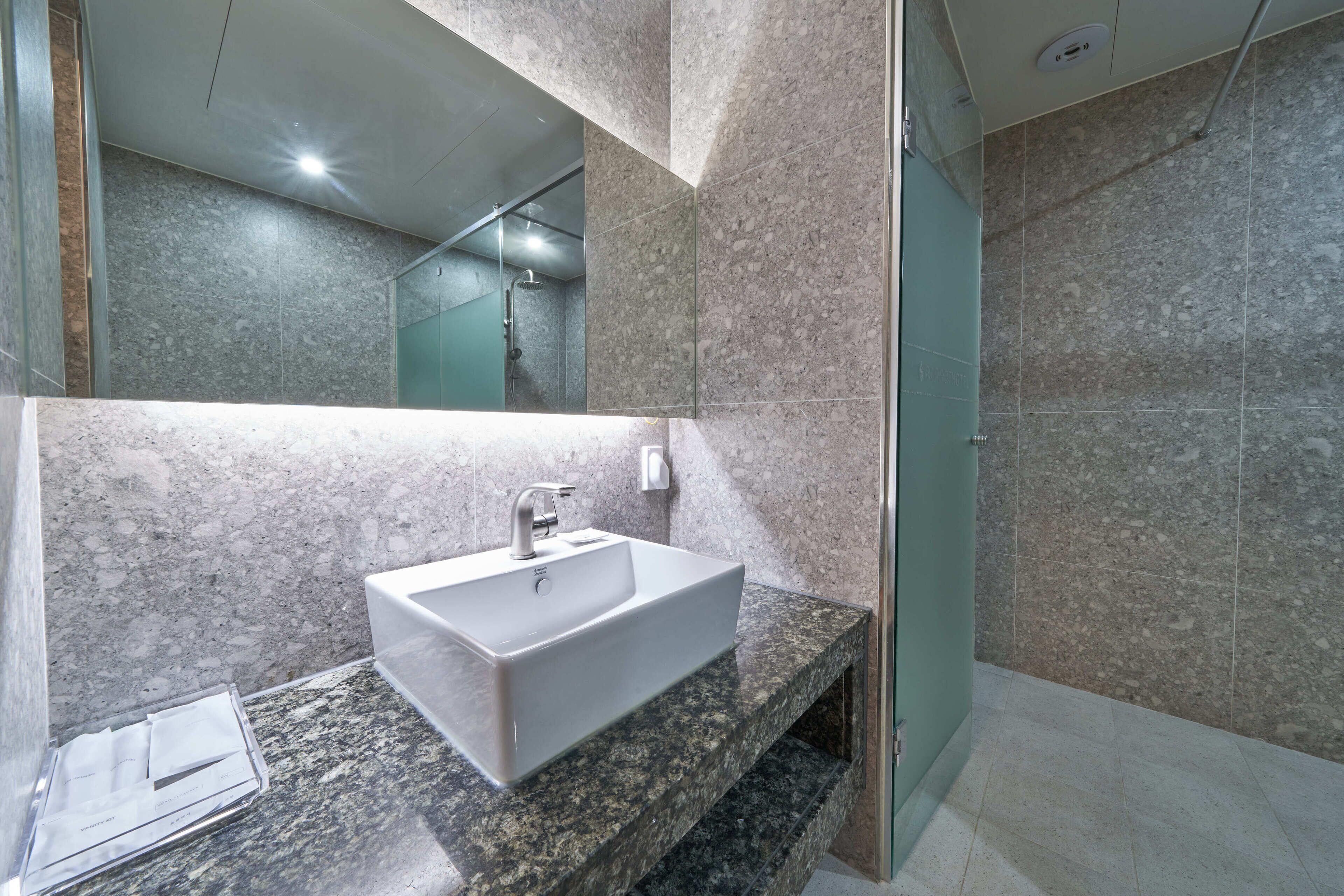 Premier Double Room, 1 King Bed, River View | Baño | Artículos de higiene personal gratuitos, secador de pelo y albornoces