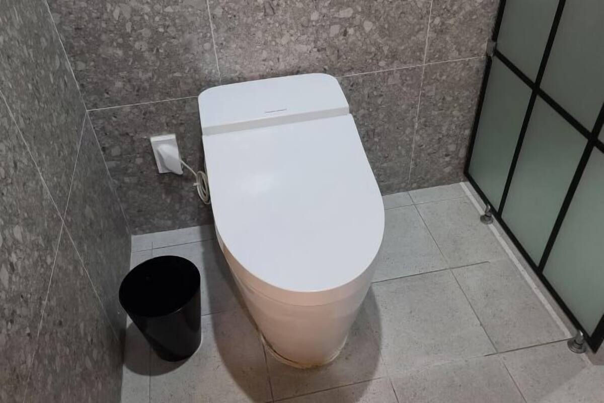 Produtos de toalete grátis, secador de cabelo, roupões de banho