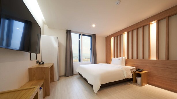 Premier Double Room, 1 King Bed, River View | 高档床上用品、办公桌、笔记本电脑工作区、遮光窗帘