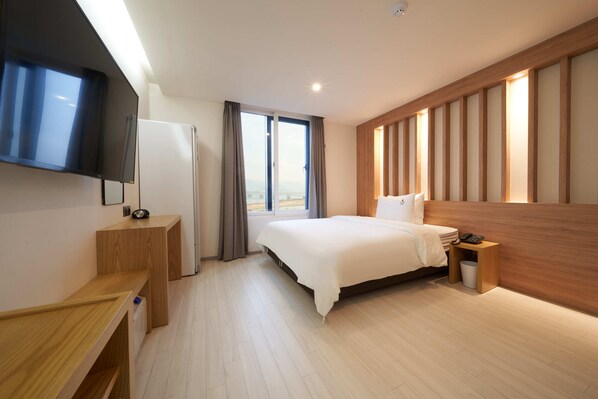 Premier Double Room, 1 King Bed, River View | Roupas de cama premium, individualmente decorados, escrivaninha