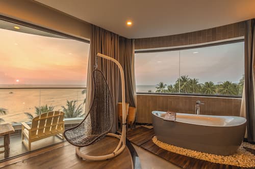Grand-Zimmer | Badezimmer | Badewanne und Dusche (separat), Designer-Toilettenartikel, Haartrockner