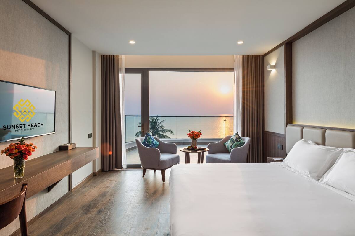 Deluxe King Ocean Panorama | มินิบาร์, ตู้นิรภัยในห้องพัก, โต๊ะทำงาน, เตารีด/โต๊ะรีดผ้า