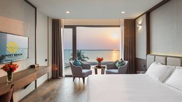 Deluxe King Ocean Panorama | Minibar, in-room safe, individually decorated, individually furnished