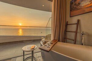 Premium Sunset Ocean Panorama | Minibar, in-room safe, individually decorated, individually furnished