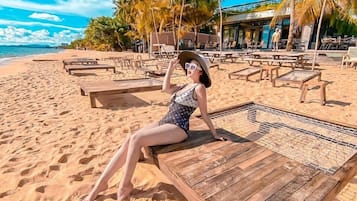 Ubicación a pie de playa, sombrillas, toallas de playa y bar en la playa