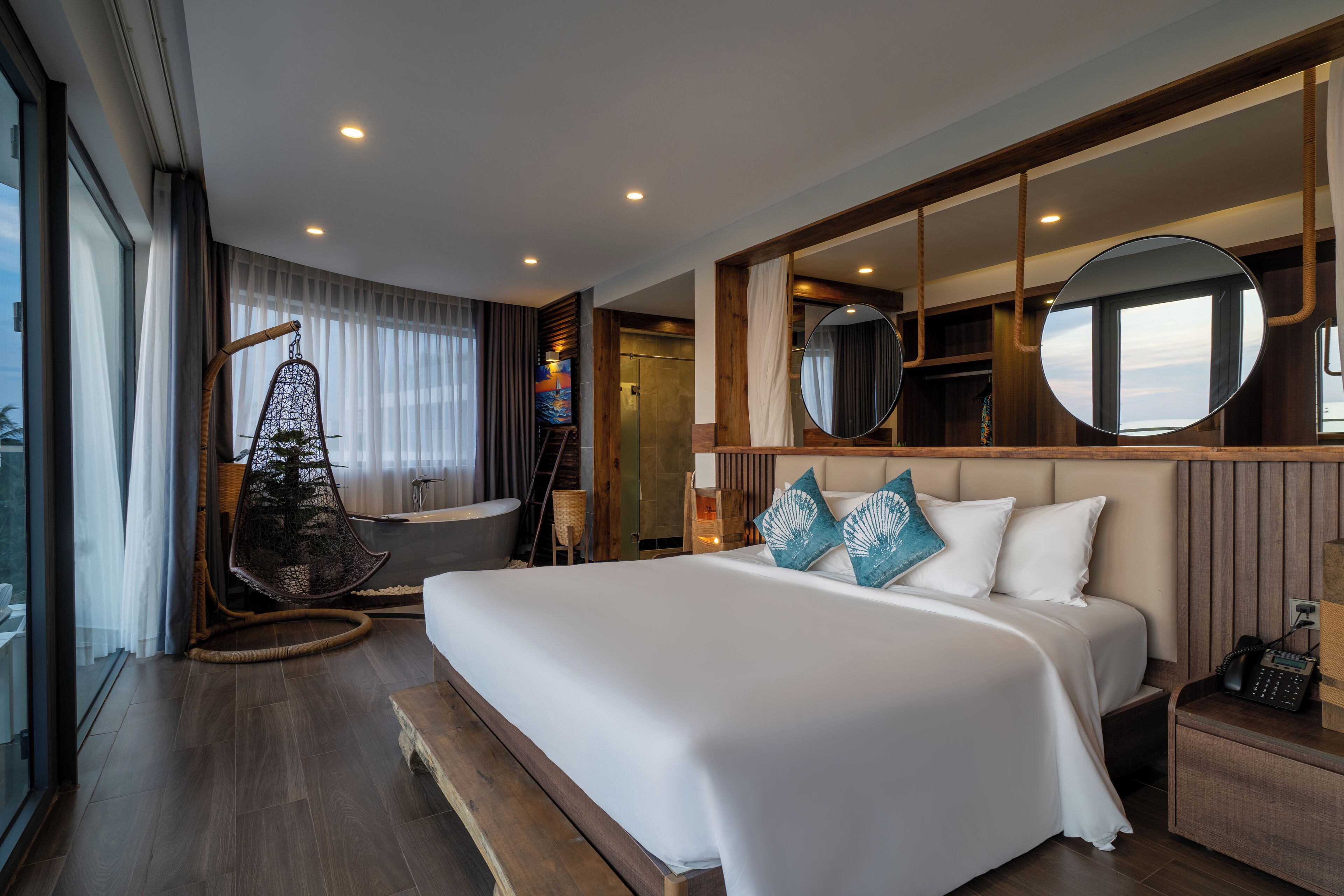 Habitación Grand | Minibar, caja fuerte, decoración individual y mobiliario individual