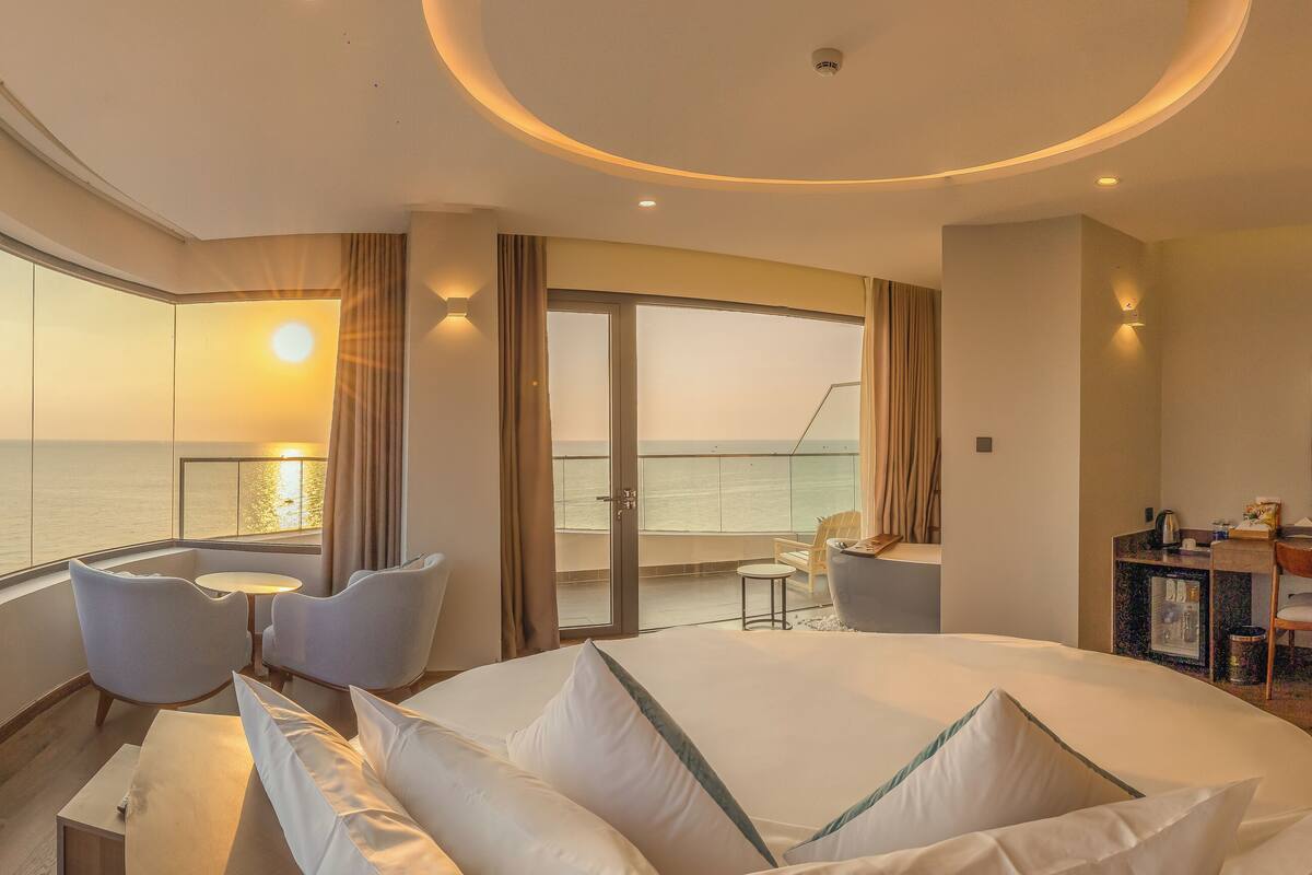 premium sunset ocean panorama | 1 bedroom, minibar, in-room safe, individually decorated
