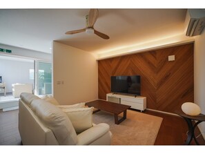 تلفزيون بشاشة مسطحة