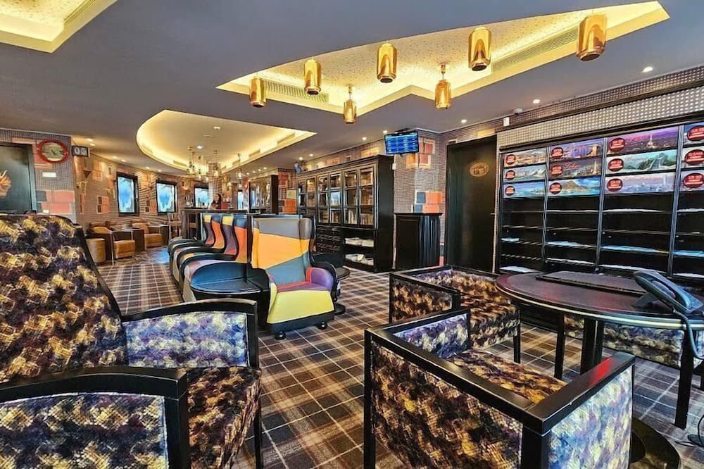 Hotel Jaguar Oporto – is Near the Metro, has Free Parking and a Free Shuttle Service between the Airport and the Hotel from 7AM to 8PM