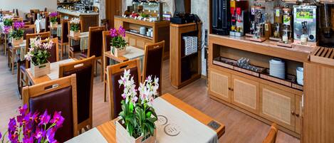 Een restaurant met houten meubels, een buffet en een koffiehoek.