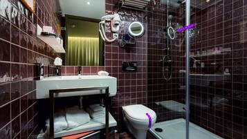 Un baño moderno con tocador, inodoro y ducha.