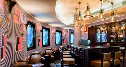 Hotel Jaguar Oporto - Airport to Hotel and City Center and Vice-Versa is a Free and Continuous Shuttle Service from 7AM to 8PM