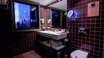 Quarto casal superior | Banheiro | Produtos de toalete grátis, secador de cabelo, roupões de banho