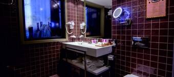 Hotel Jaguar Oporto – is Near the Metro, has Free Parking and a Free Shuttle Service between the Airport and the Hotel from 7AM to 8PM