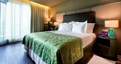 Hotel Jaguar Oporto – is Near the Metro, has Free Parking and a Free Shuttle Service between the Airport and the Hotel from 7AM to 8PM