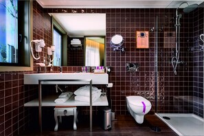 Superior King Jacuzzi | Kylpyhuone | Ilmaiset hygieniatuotteet, hiustenkuivaaja, kylpytakit, tohvelit