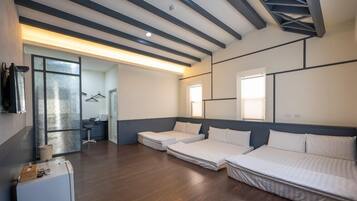 Escritorio, cortinas blackout, sistema de insonorización y wifi gratis