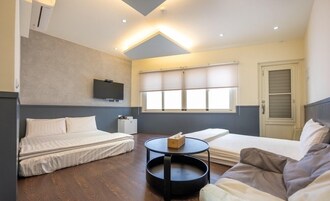 Vierbettzimmer (201) | 1 Schlafzimmer, Schreibtisch, Verdunkelungsvorhänge