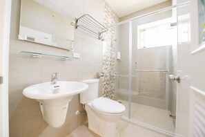 家庭客房 (301) | 浴室 | 淋浴設備、免費盥洗用品、吹風機、拖鞋