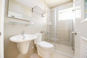 家庭房 (301) | 浴室 | 淋浴设施、免费洗浴用品、吹风机、拖鞋