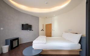Double Room (302) | Desk, blackout drapes, soundproofing, free WiFi